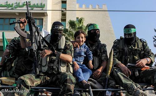 Les 'alliés' de la Palestine doivent cesser de condamner la résistance armée (Al-Akhbar)